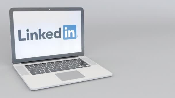 Portátil giratorio de apertura y cierre con logotipo de LinkedIn. Tecnología informática editorial conceptual 4K clip — Vídeos de Stock