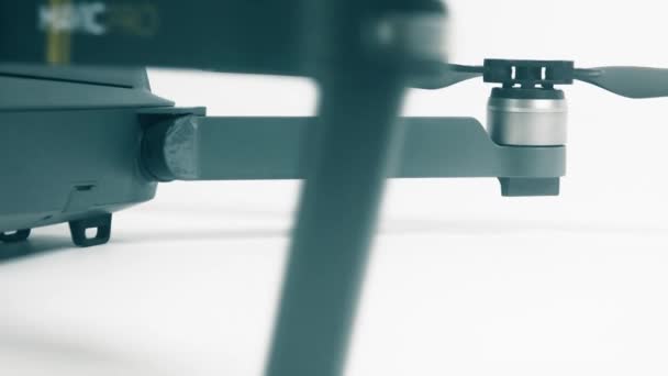 Moskva, Rusko - 3 března 2017. Nové skládací dron Dji Mavic Pro má kapesní velikost a letu dosah až 7 km. 4k close-up shot — Stock video