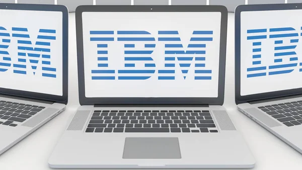 Laptopuri cu logo-ul IBM pe ecran. Tehnologia computerului redarea 3D editorială conceptuală — Fotografie, imagine de stoc
