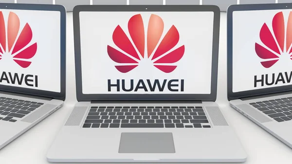 Portátiles con el logotipo de Huawei en la pantalla. Tecnología informática editorial conceptual 3D rendering — Foto de Stock