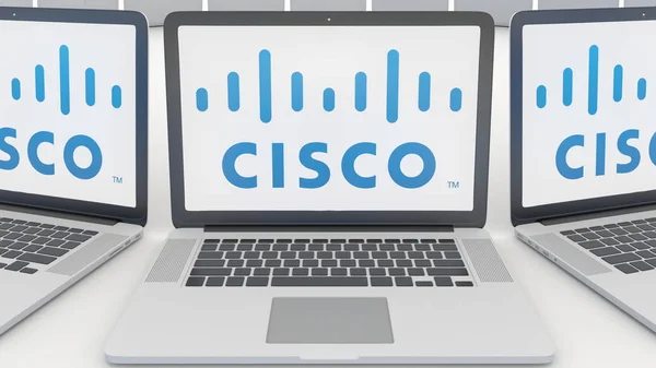 Laptops mit Cisco-Systemlogo auf dem Bildschirm. Computertechnologie konzeptionelles redaktionelles 3D-Rendering — Stockfoto