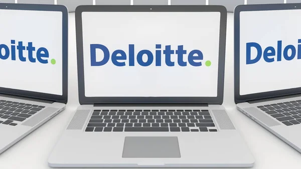 Laptops met Deloitte logo op het scherm. Computer technologie conceptuele redactionele 3D-rendering — Stockfoto