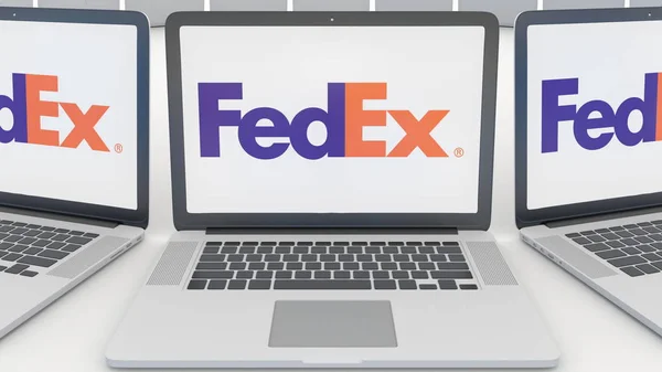 Laptopok, Fedex logó a képernyőn. Számítógép technológia fogalmi szerkesztői 3d-leképezés — Stock Fotó
