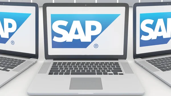 Laptop dengan logo SAP SE di layar. Penerjemahan 3D konseptual teknologi komputer — Stok Foto