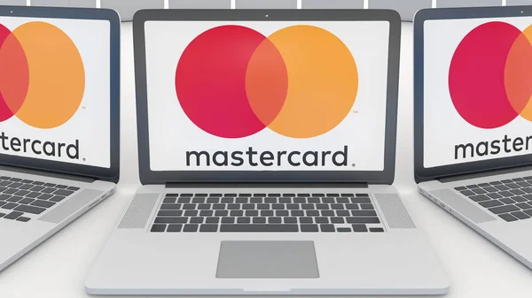 Bärbara datorer med Mastercard logo på skärmen. Dator teknik konceptuella redaktionella 3d rendering — Stockfoto