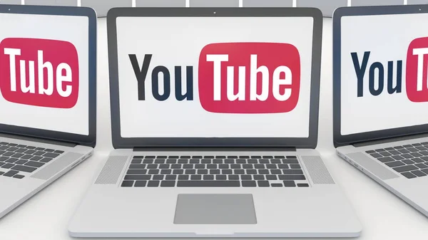 Bärbara datorer med Youtube-logotypen på skärmen. Dator teknik konceptuella redaktionella 3d rendering — Stockfoto