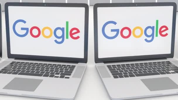 Φορητοί υπολογιστές με Google λογότυπο στην οθόνη. Υπολογιστή τεχνολογία εννοιολογική συντακτική 4k κλιπ, αδιάλειπτη βρόχο — Αρχείο Βίντεο