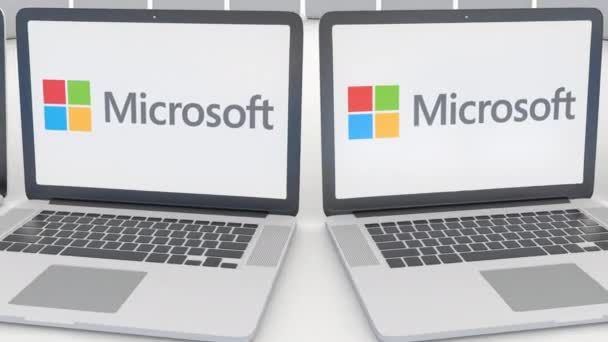 Laptops mit Microsoft-Logo auf dem Bildschirm. Computertechnologie konzeptioneller redaktioneller 4k-Clip, nahtlose Schleife — Stockvideo