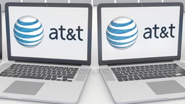 Laptops mit amerikanischem Telefon- und Telegrafenunternehmen mit T-Logo auf dem Bildschirm. Computertechnologie konzeptioneller redaktioneller 4k-Clip, nahtlose Schleife — Stockvideo