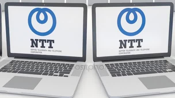 Ordinateurs portables avec logo Nippon Telegraph and Telephone Corporation NTT à l'écran. Technologie informatique conceptuel éditorial clip 4K, boucle transparente — Video