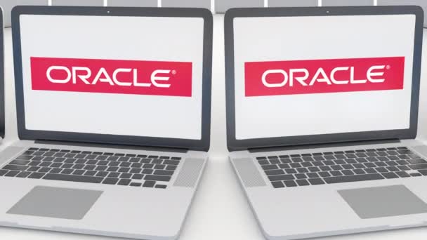 Notebooky s logem Oracle Corporation na obrazovce. Počítač technika koncepční redakční 4k klip, bezešvé smyčka — Stock video