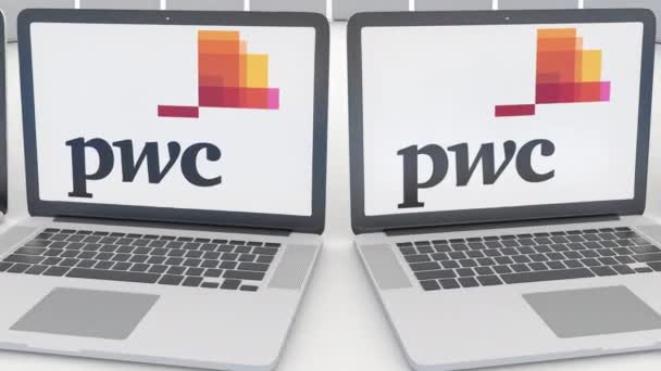 Notebooky s Pricewaterhousecoopers Pwc logo na obrazovce. Počítač technika koncepční redakční 4k klip, bezešvé smyčka — Stock video