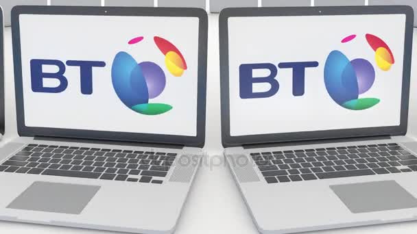 Laptops met Bt Group logo op het scherm. Computer technologie conceptuele redactionele 4k clip, naadloze loops — Stockvideo