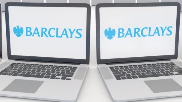 Barclays logo üstünde belgili tanımlık perde ile dizüstü bilgisayarlar. Bilgisayar teknolojisi kavramsal editoryal 4k klip, sorunsuz döngü — Stok video