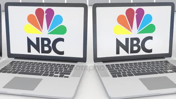 Φορητοί υπολογιστές με εθνικό Broadcasting εταιρεία Nbc λογότυπο στην οθόνη. Υπολογιστή τεχνολογία εννοιολογική συντακτική 4k κλιπ, αδιάλειπτη βρόχο — Αρχείο Βίντεο