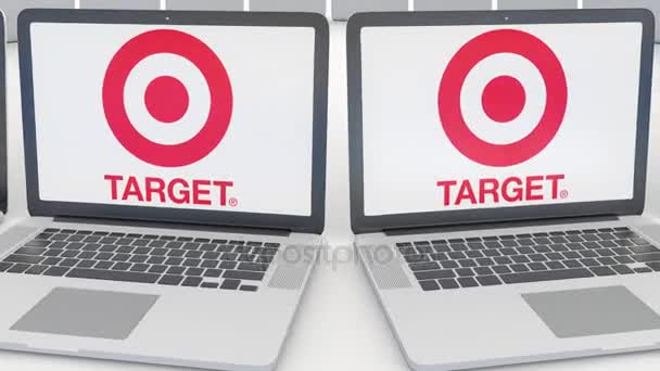 Ноутбуки с логотипом Target Corporation на экране. Концептуальная редакционная работа по компьютерным технологиям 4К клип, бесшовный цикл — стоковое видео