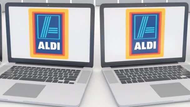 Φορητοί υπολογιστές με Aldi λογότυπο στην οθόνη. Υπολογιστή τεχνολογία εννοιολογική συντακτική 4k κλιπ, αδιάλειπτη βρόχο — Αρχείο Βίντεο