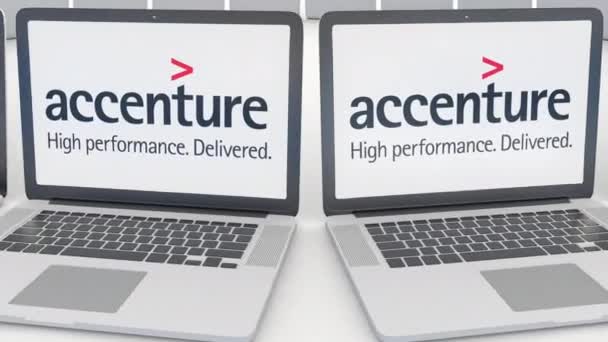 Φορητοί υπολογιστές με Accenture λογότυπο στην οθόνη. Υπολογιστή τεχνολογία εννοιολογική συντακτική 4k κλιπ, αδιάλειπτη βρόχο — Αρχείο Βίντεο