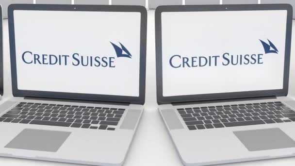 Notebooky s logem Credit Suisse Group na obrazovce. Počítač technika koncepční redakční 4k klip, bezešvé smyčka — Stock video