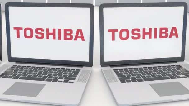 Laptopok Toshiba Corporation logó a képernyőn. Számítógép technológia fogalmi szerkesztői 4k klip, varrat nélküli hurok — Stock videók
