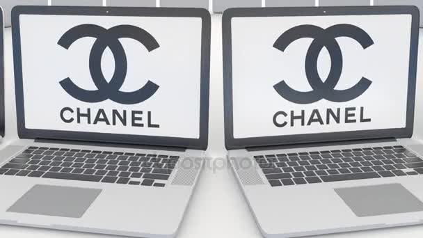 Portatili con logo Chanel sullo schermo. Tecnologia informatica concettuale editoriale clip 4K, loop senza soluzione di continuità — Video Stock