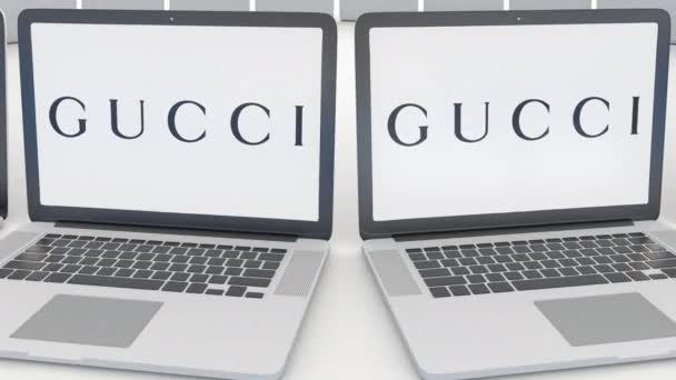 Laptops com logotipo Gucci na tela. Tecnologia de computador editorial conceitual clipe 4K, loop sem costura — Vídeo de Stock