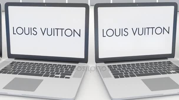 Portátiles con el logotipo de Louis Vuitton en la pantalla. Tecnología informática editorial conceptual clip 4K, bucle sin costura — Vídeo de stock