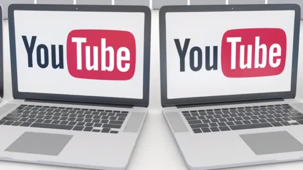 Laptops com logotipo do YouTube na tela. Tecnologia de computador editorial conceitual clipe 4K, loop sem costura — Vídeo de Stock