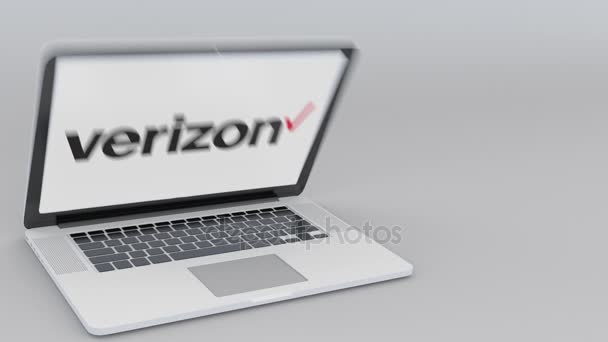 Açılış ve kapanış laptop ile Verizon Communications logo üstünde belgili tanımlık perde. Bilgisayar teknolojisi kavramsal editoryal 4k klip — Stok video