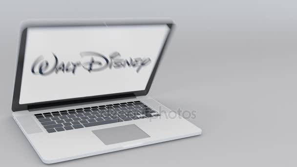 Открытие и закрытие ноутбука с логотипом Walt Disney Pictures на экране. Концептуальная редакционная статья по компьютерным технологиям — стоковое видео