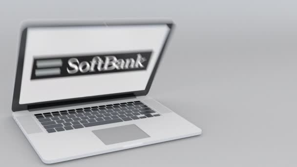 Computer portatile di apertura e chiusura con logo SoftBank sullo schermo. Tecnologia informatica concettuale editoriale 4K clip — Video Stock