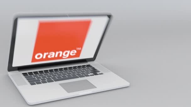 Відкриття та закриття ноутбук з помаранчевої S.A. логотип на екрані. Комп'ютерні технології концептуальні редакційної 4 к кліп — стокове відео