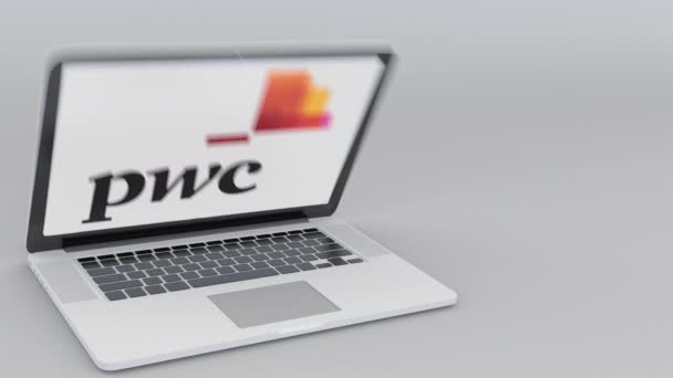Portátil de apertura y cierre con el logotipo de PricewaterhouseCoopers PwC en la pantalla. Tecnología informática editorial conceptual 4K clip — Vídeo de stock