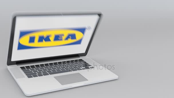 Otevírání a zavírání notebooku s logem Ikea na obrazovce. Počítač technika koncepční redakční 4k klip — Stock video