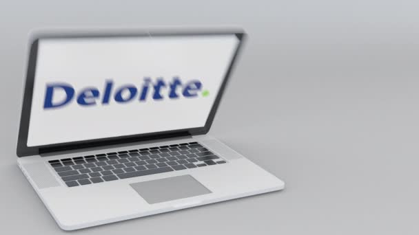 Άνοιγμα και κλείσιμο laptop με Deloitte λογότυπο στην οθόνη. Υπολογιστή τεχνολογία εννοιολογική συντακτική 4k κλιπ — Αρχείο Βίντεο