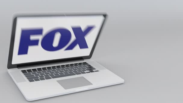 Açılış ve kapanış Fox Broadcasting Company logo üstünde belgili tanımlık perde ile dizüstü bilgisayar. Bilgisayar teknolojisi kavramsal editoryal 4k klip — Stok video