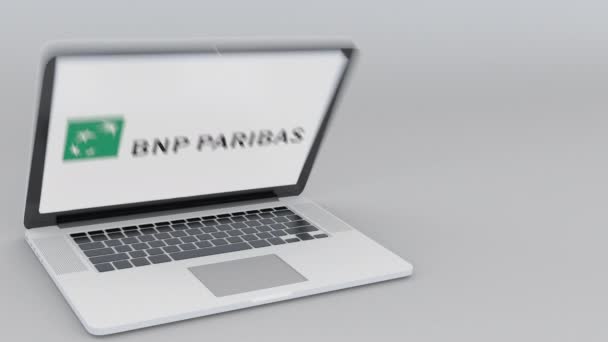 Bnp パリバのロゴ画面とノート パソコンの開閉。コンピューター技術概念の編集 4 k クリップ — ストック動画