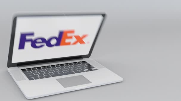 Ouvrir et fermer un ordinateur portable avec le logo FedEx à l'écran. Technologie informatique conceptuel éditorial 4K clip — Video