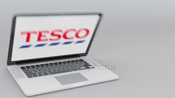 Nyitó és záró laptop Tesco logó a képernyőn. Számítógép technológia fogalmi szerkesztői 4k klip — Stock videók