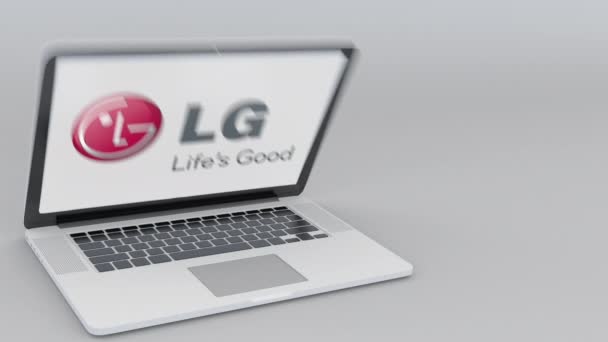 Åpning og lukking av bærbar PC med LG Corporation-logo på skjermen. Begrepsmessig redaksjonell 4K-klikk for datateknologi – stockvideo