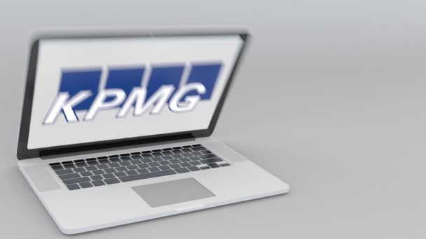 Nyitó és záró laptop a Kpmg logo a képernyőn. Számítógép technológia fogalmi szerkesztői 4k klip — Stock videók