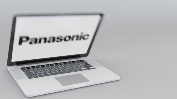 Ordinateur portable d'ouverture et de fermeture avec logo Panasonic Corporation à l'écran. Technologie informatique conceptuel éditorial 4K clip — Video