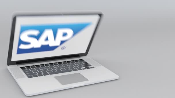 Openen en sluiten van laptop met Sap Se logo op het scherm. Computer technologie conceptuele redactionele 4k clip — Stockvideo