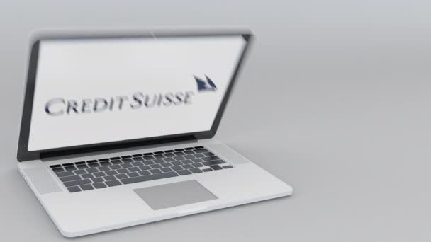 Otevírání a zavírání notebooku s logem Credit Suisse Group na obrazovce. Počítač technika koncepční redakční 4k klip — Stock video