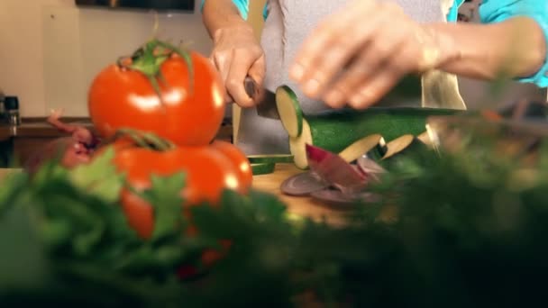 Frau schneidet Zucchini. hausgemachtes Ratatouille kochen. Konzept für gesunde Ernährung. 4k-Video — Stockvideo