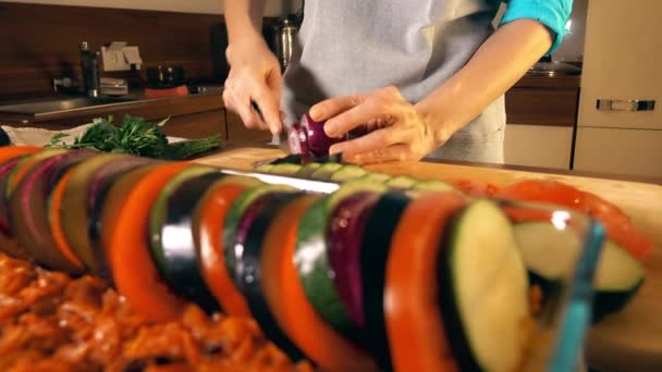 붉은 양파를 절단. 수 제 ratatouille 요리. 4 k 근접 샷 — 비디오