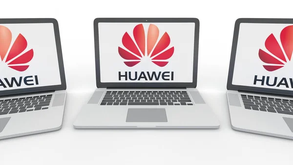 Notebooki z Huawei logo na ekranie. Komputer technologii pojęciowy redakcji renderowania 3d — Zdjęcie stockowe