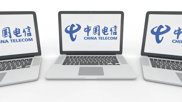 Notebooki z China Telecom logo na ekranie. Komputer technologii pojęciowy redakcji renderowania 3d — Zdjęcie stockowe
