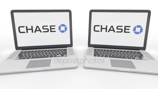 Cuadernos con el logotipo de JPMorgan Chase Bank en la pantalla. Tecnología informática editorial conceptual clip 4K, bucle sin costura — Vídeo de stock