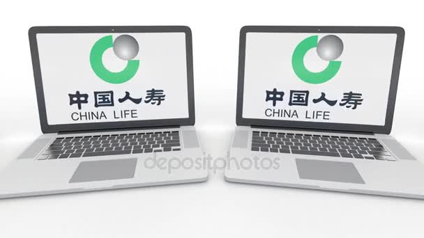 Cuadernos con el logotipo de China Life Insurance Company en la pantalla. Tecnología informática editorial conceptual clip 4K, bucle sin costura — Vídeo de stock